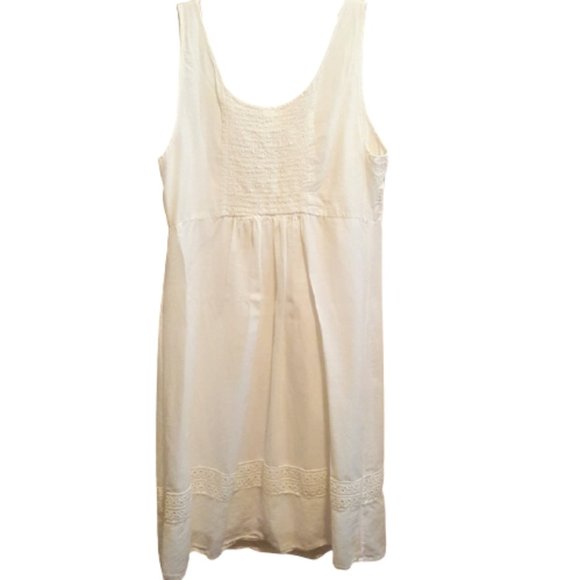 🌿🎉HP🎉 Old Navy White Eyelet Sleeveless Smocked Dress [MM]🌿 - Picture 3 of 8